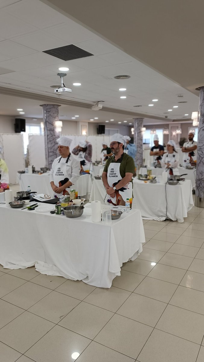 DOPAzafran's tweet photo. 👩‍🍳 Comenzamos a cocinar en el curso 'Conoce el Azafrán de La Mancha' con @Quiquecerro  💜 plato dulce y salado ¡Vamos! https://t.co/wLquFOKhLb