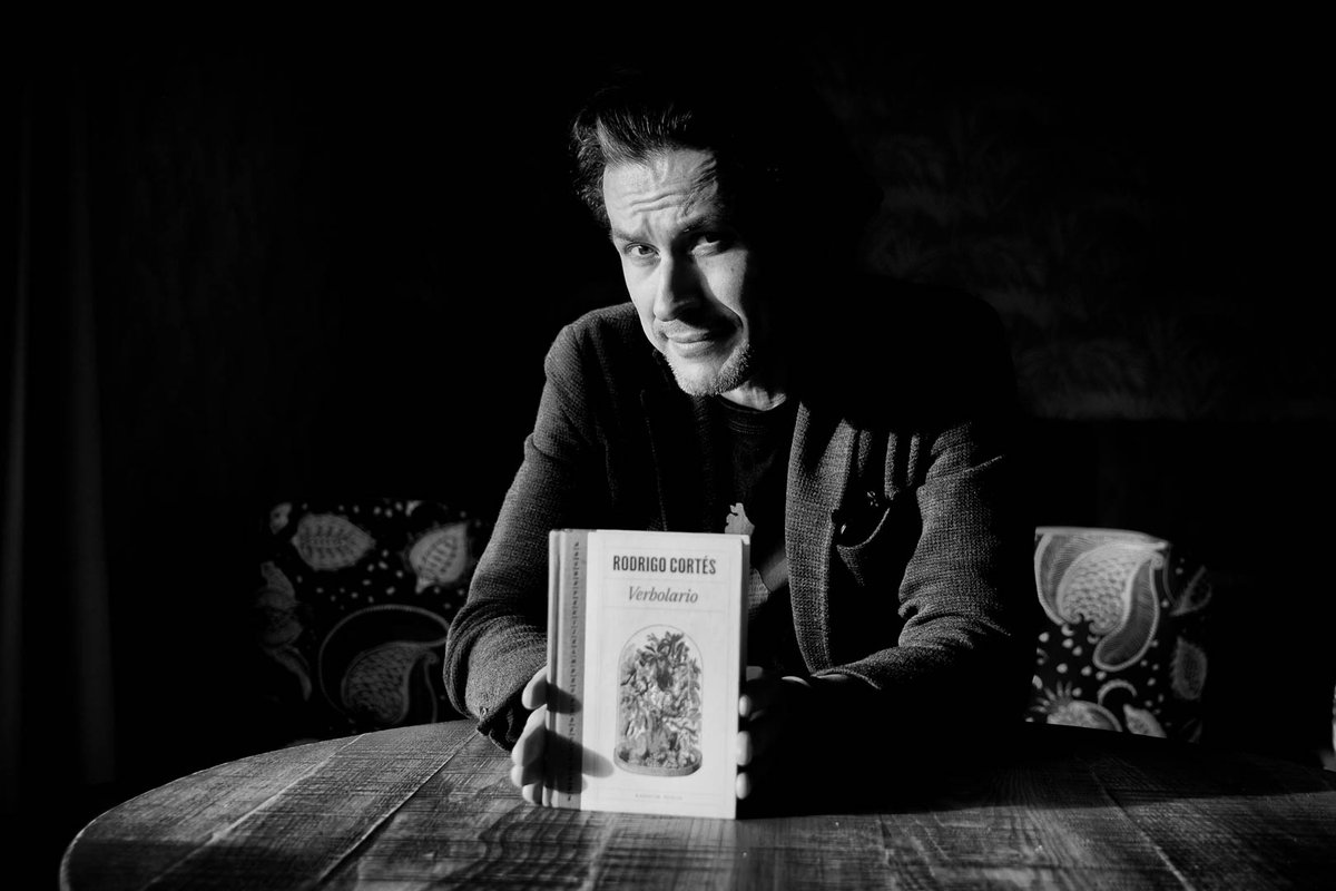 #Verbolario... 2500 palabras que "esquivan" su significado común para "tratar de alcanzar el verdadero"... ¿Recomendable? Sí... de la A la Z 😉#atrapalibros #recomendaciones <a href="/randomhouse_es/">Random House ES</a> 
Foto <a href="/e1000ioM/">Emilio Morales</a> |Entrevista aquí>>>>n9.cl/ngv7q