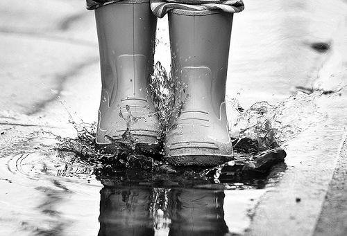RainbowsGb's tweet image. ‘Puddle jumping’ describes the way children move in and out of grief, one moment they may be very upset, the next seem perfectly fine, it’s important we recognise this so we can support them
#rainbowsgb🌈#puddlejumping #wellies