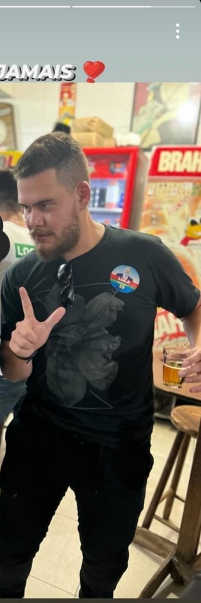 Na sexta o Pedro postou essa foto ao lado de uma amiga (que por motivos óbvios, eu cortei da foto) fazendo 22 e arminha com a mão

A legenda: inimigos jamais 

Ele não imaginava que seria friamente assassinado por um bolsonarista que o via sim, como um inimigo