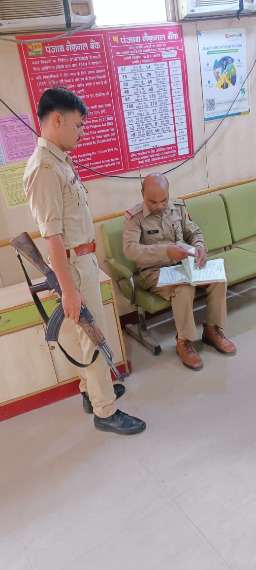 #MeerutPolice समस्त थाना पुलिस द्वारा अपने-अपने थाना क्षेत्रों में पड़ने वाले बैंक/एटीएम तथा बैंक/एटीएम के आस-पास संदिग्ध व्यक्ति/वाहनों की चैकिंग की गयी एवं बैंक सुरक्षा/ड्यूटी में लगे सुरक्षाकर्मियों को आवश्यक दिशा-निर्देश दिये गये। #UPPolice