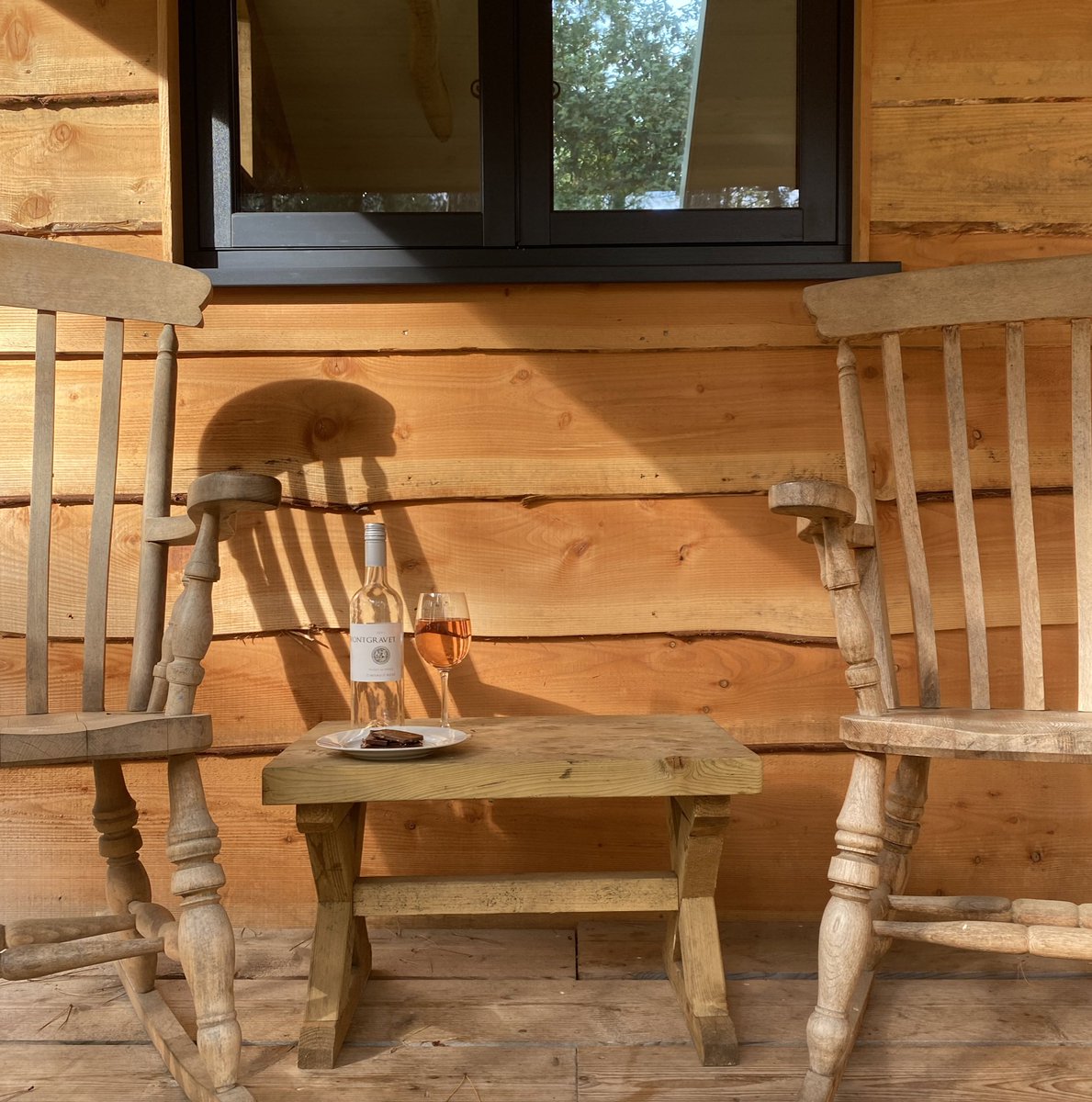 Unwind with a wine in the woodland 🍷🪵 
Keepers Cabin is perfect for mid week adventures. Hot tub, log burner, sumptuous king size beds - blissful

To browse our glamping accommodation &amp; to book your stay at Happy Valley Norfolk, click the link below 👇🏼 

happyvalleynorfolk.co.uk/glamping-accom…