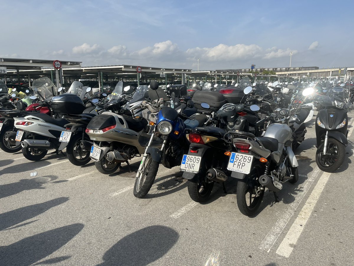 MarcelCAT131's tweet photo. L’aparcament de motos del T1 al @Aeroportbcn és un desastre!
No s’hi pot circular perquè aparquens als passadissos. Hi ha motos abandonades. Hi ha oli de motor escampat pel terra i molt incivisme… https://t.co/VPDDbSYTWb