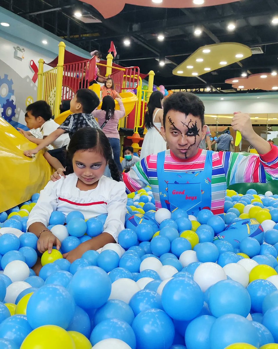 EmpedsCasul's tweet image. Chucky and Annabelle tonight will come to find you~ 🍭🎀🔪💕 #HappyHalloween #chucky #annabelle #halloween