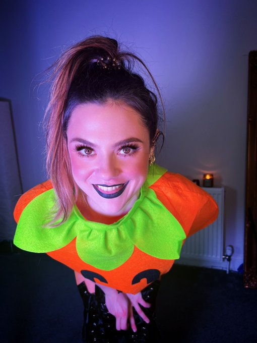 Happy Halloween Bitches😈  Better pics elsewhere 🔗🎃 https://t.co/VZA6wfn8zf<a href="/tag/christmas"class="tags"><span>#christmas</span></a><a href="/tag/xmas"class="tags"><span>#xmas</span></a><a href="/tag/mrsclaus"class="tags"><span>#mrsclaus</span></a><a href="/tag/msclaus"class="tags"><span>#msclaus</span></a><a href="/tag/christmaself"class="tags"><span>#christmaself</span></a>