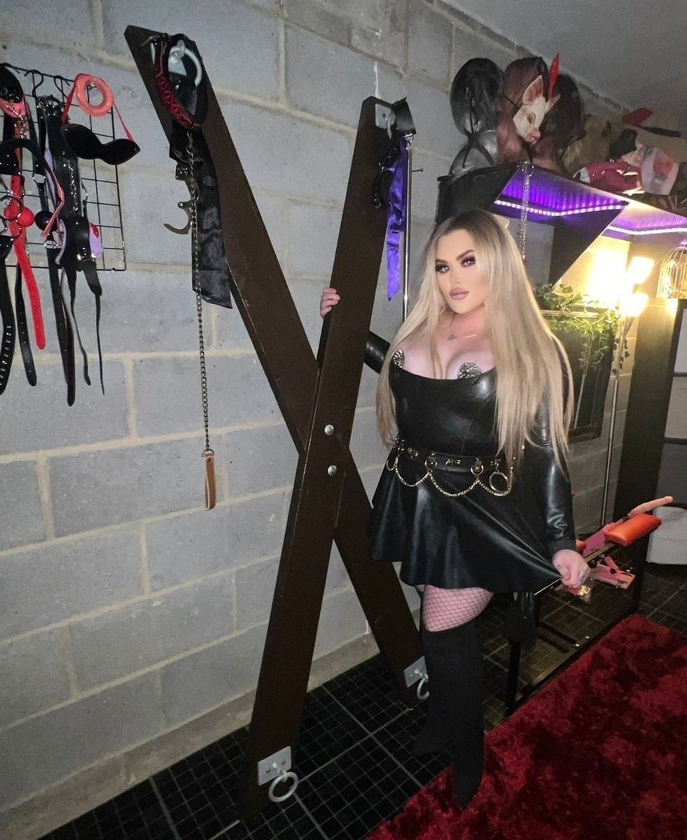 It really does amaze me how many 'straight' men suck cock for my amusement 😈😈😈😈