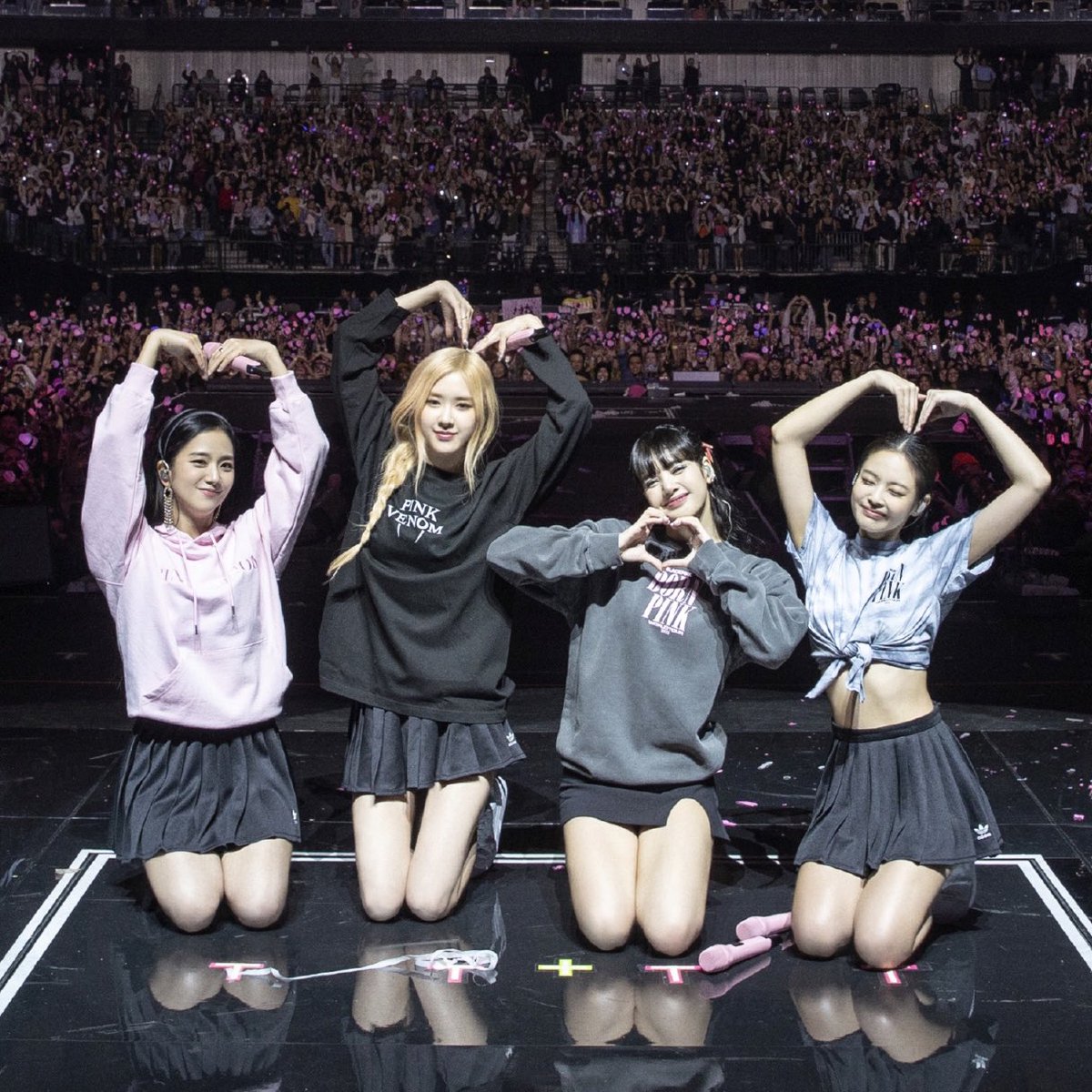 มาโหวตให้สาวๆกันค่ะ ทวิตได้วันละครั้ง แต่รีได้ไม่จำกัดนะคะ

VOTE BLACKPINKonMAMA 
#MAMAVOTE #blackpink