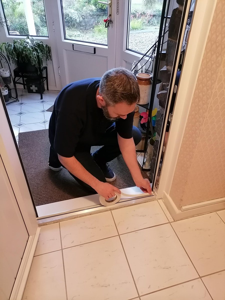 Simple measures can keep your home warm. Here Wayne, our Home Energy Officer, is installing <a href="/StormguardSills/">Stormguard</a> draught excluder foam. 
For more ideas: careandrepair.org.uk/en/news/ten-wa…