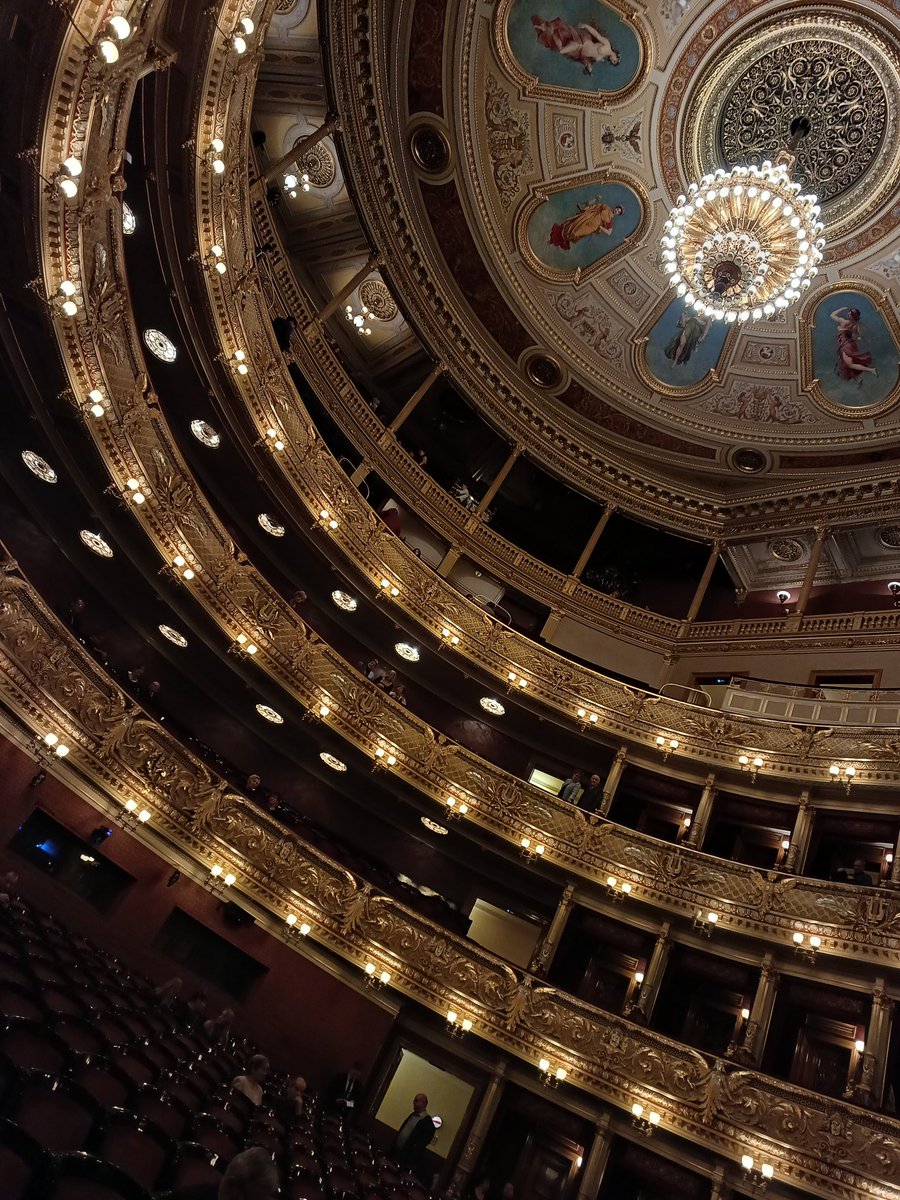 Im #Nationaltheater #Prag durfte ich am tschechischen Nationalfeiertag die #Oper #Libuše von #Smetana erleben. Der hohen Ästhetik des Saals entsprach das musikalische Niveau. 
#operlover #opernliebe #klassik #music #musiclove #musictravel #travelblogger #traveling #prague