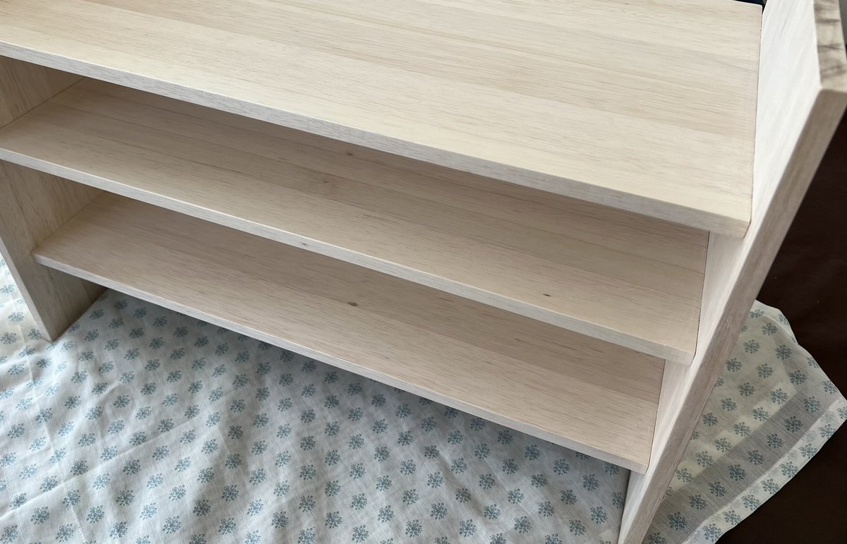 js2mrs's tweet photo. リグを積み重ねただけのシャックから、ちょうどいいラックが見つからないから、DIYで作ってみた。なかなか、いい感じ。板を簡単に組んだだけ。

#ラック #シャック https://t.co/xxwp4HyEjM