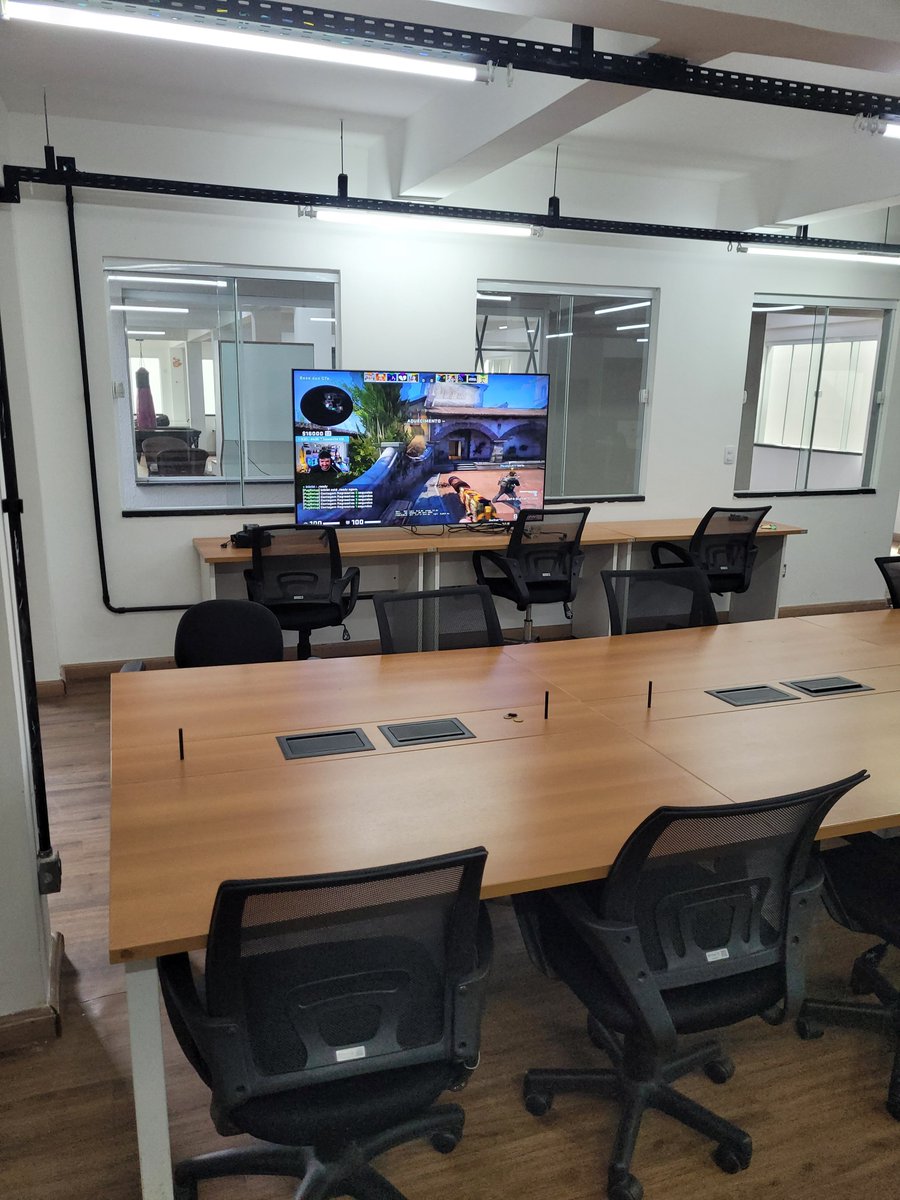 Ricsindeaux's tweet photo. Tudo preparado na empresa pra acompanhar o major ! @Gaules 

#majornogau #triho https://t.co/8sZw123JrT