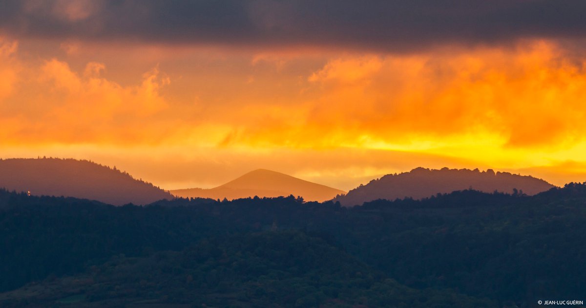 #photo 📌 C'est depuis Pont-du-Château que Jean-Luc Guérin a capté ce ciel magnifique au-dessus de la #chainedespuys  😍
 #puydedome #photooftheday