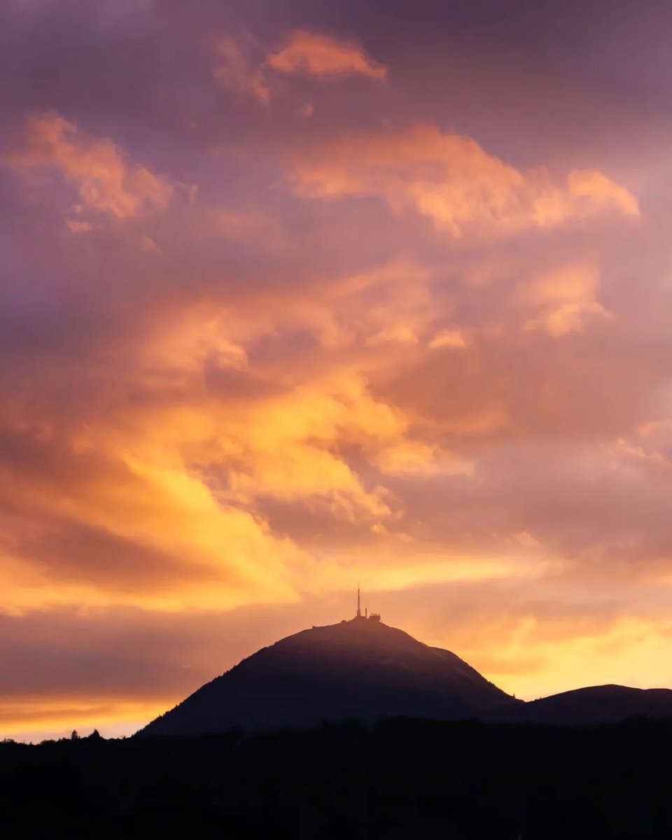 #photo 🍂 L'automne pose décidemment de bien beaux cieux au-dessus de nos volcans ! 😍
Celui-ci a été immortalisé par L’œil de Baptiste 👍
#chainedespuys #puydedome
 #puydedome #photooftheday