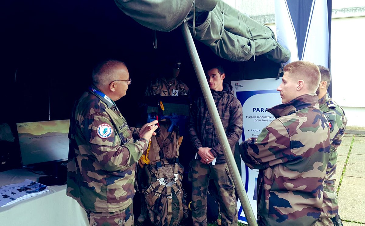 Agence_ID's tweet photo. L'#innovation de #défense, c'est aussi au profit de nos chiens soldats ! 🪖🐕 

➡️ Rencontres passionnantes entre l'Agence et les maîtres-chiens du @132RIC lors du championnat national du chien #militaire. 

#CNCM #FiersDeNosSoldats #cynotechnique #infanterie #CohésionDéfense https://t.co/UARwYUMJsF