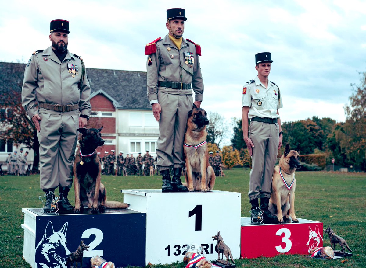 Agence_ID's tweet photo. L'#innovation de #défense, c'est aussi au profit de nos chiens soldats ! 🪖🐕 

➡️ Rencontres passionnantes entre l'Agence et les maîtres-chiens du @132RIC lors du championnat national du chien #militaire. 

#CNCM #FiersDeNosSoldats #cynotechnique #infanterie #CohésionDéfense https://t.co/UARwYUMJsF