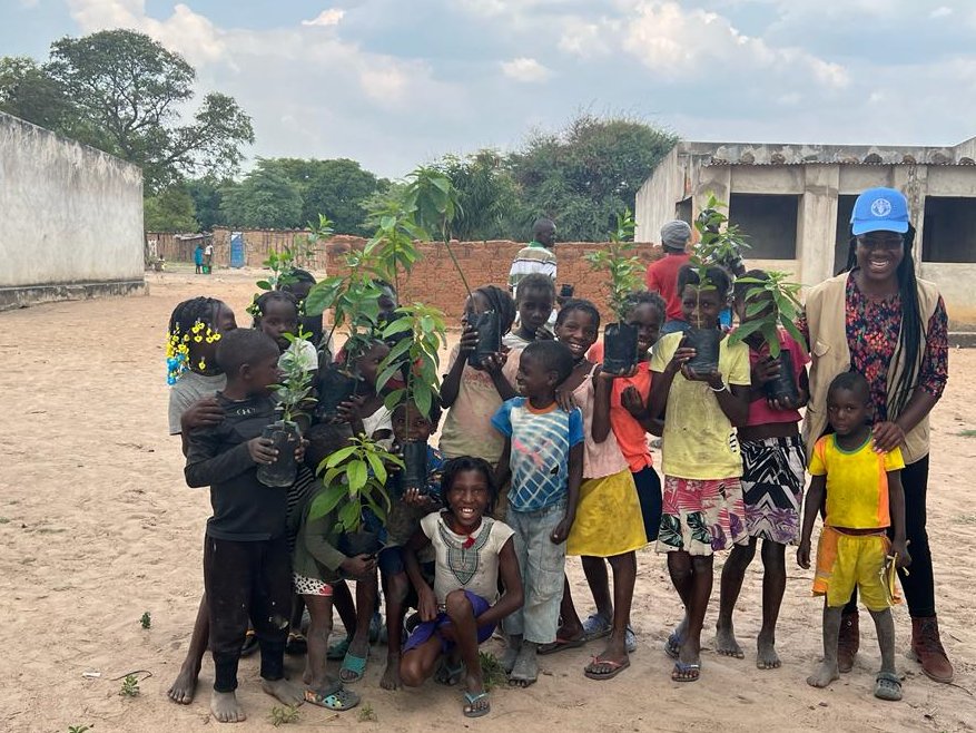 FAOAngola's tweet photo. Do Centro Agroecológico do Bimbi #CuandoCubango tiraram-se mudas de árvores que crianças das aldeias vizinhas poderam plantar nas suas comunidades 🌱
 
A FAO apoia 4 Centros Agroecológicos c/ técnicas adaptação às alterações climáticas e gestão sustentável terras.
@theGEF #MINAMB https://t.co/0AUEP0xCIw