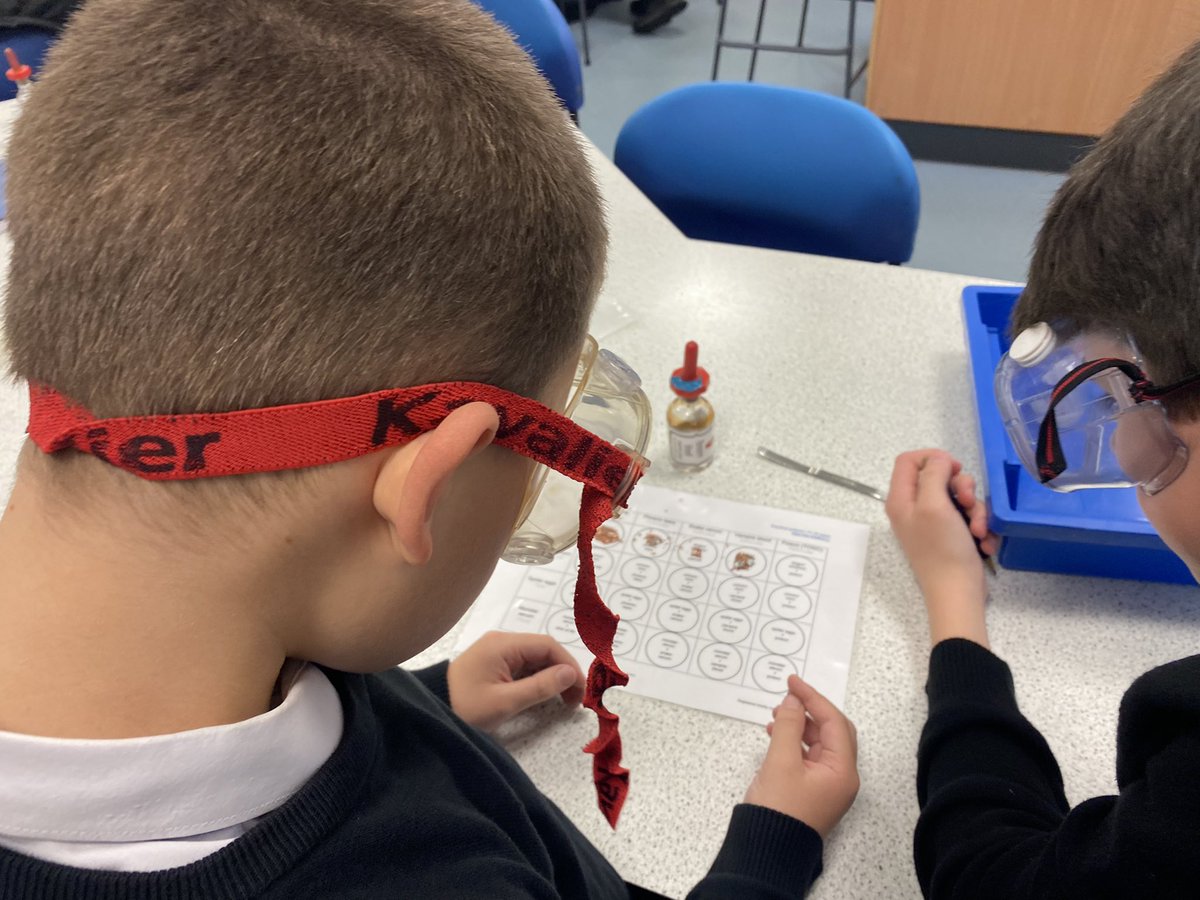 KhsBiology's tweet photo. Halloween has come to @KirkintillochHS with S2 #science carrying out spooky and ghoulish (and messy!) chemical reactions thanks to @RSC_Scotland 🎃🧛‍♀️👻💀💜 👨‍⚕️ https://t.co/hYS55a2LyD