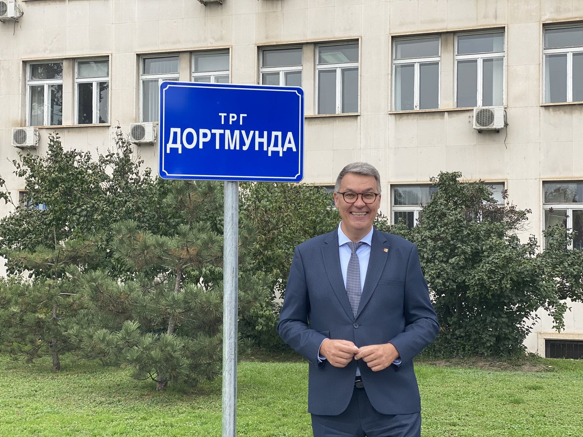 Heute haben wir den „Platz von Dortmund“ in unserer Partnerstadt Novi Sad eingeweiht. Gerade in diesen Zeiten ist die Vertiefung europäischer Städtepartnerschaften wichtiger denn je. <a href="/novisad/">Novi Sad</a> #RussiaUkraineWar #dortmund #handelnundhelfen