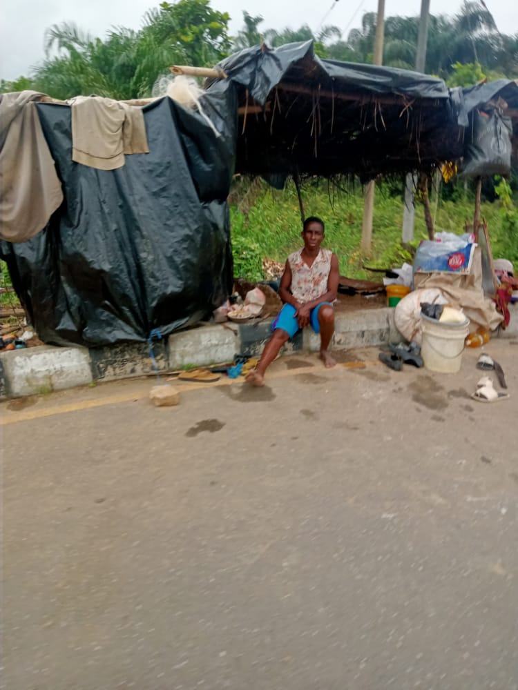 KinigiC's tweet photo. #thebayelsafloodstory 
@Naija_PR
@channelstv
@yabaleftonline.
    Chai! Flood this is no longer friendly ,this man sleep here,cook here,etc. Someone who was having a comfortable home is now homeless. What if snake 🐍 bite 🤔 him. https://t.co/PCWvCv9GAR
