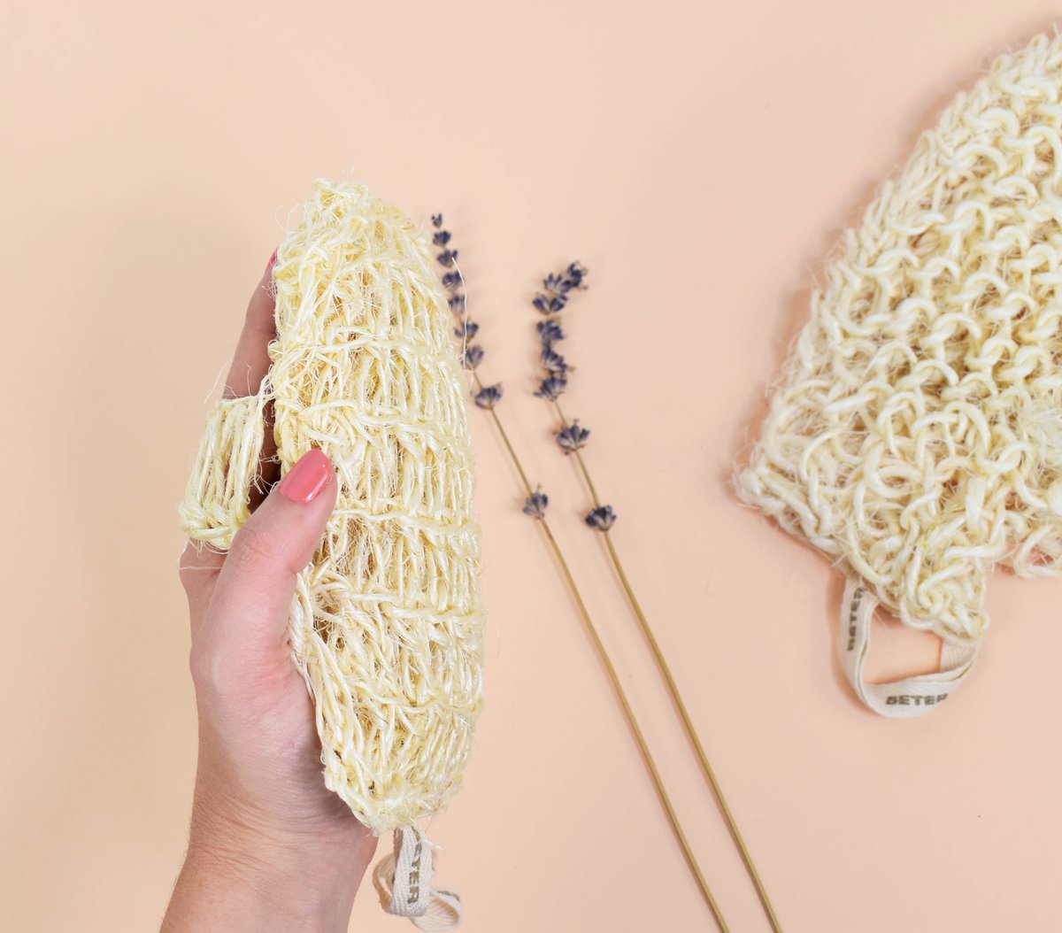 BeterSpain's tweet photo. Tip para mantener la piel de tu cuerpo siempre bonita y suave: 
🧼Exfóliala una vez por semana.
🚿Puedes hacerlo con una esponja de baño de sisal, 100% natural. Además te ayudará a activar la circulación. 
La exfoliación no es solo para el verano. https://t.co/7TEdyVxsxY