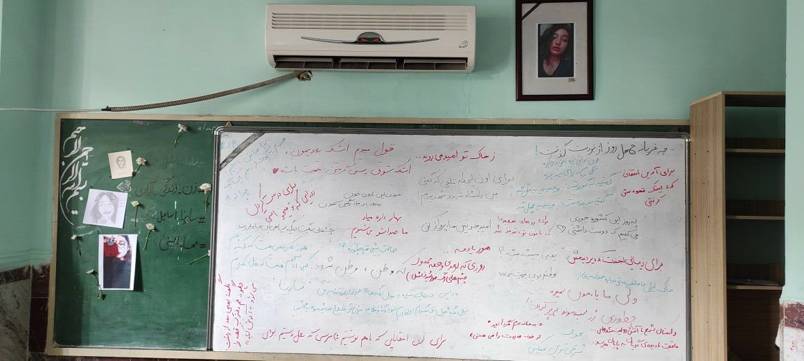 SOmatali's tweet photo. هم‌کلاسی‌های #سارینا_اسماعیل_زاده در چهلمین روز مرگ او عکس سارینا را بالای تخته برده‌اند، به‌جای عکس دیکتاتور.
آن‌ها پس از ۴۰ روز به کمک معلم‌ها و به رغم مخالفت مدیر مدرسه توانستند در کلاس برای سارینا سوگواری کنند. یکی نوشته: بهار داره میاد، ما صداشو می‌شنویم. https://t.co/f9rDUT34Nx