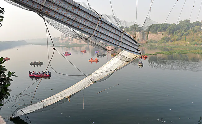 ndtv's tweet photo. 🔴 #BREAKING | 2 officials of Gujarat-based Oreva group arrested, firm was in charge of repairing bridge that collapsed: Sources https://t.co/NTdSaofoF1 

#GujaratBridgeCollapse https://t.co/ULnstGQSyj