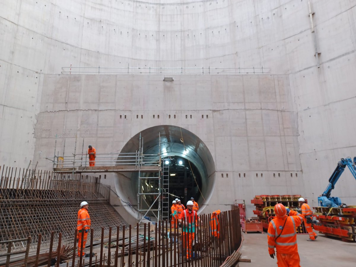 #SuperSewer update 📈 🔧 ✅ The Tunnelling team finished taking down the acoustic shed at Kirtling Street ✅ At Abbey Mills, the team has started setting up the pit bottom for secondary lining ✅ At Kirtling Street, the tunnel portal at the bottom of the shaft was completed