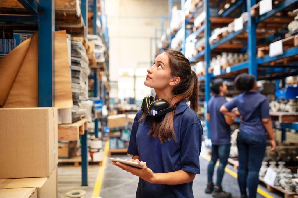 Duane_BSchool's tweet photo. #SupplyChain woes due to weather, #labor shortages and #GlobalTrade are expected to persist as holiday shopping begins, reports @USATODAY. https://t.co/DtdZ68LvIZ #transportation #logistics https://t.co/kfhYBvNTG6