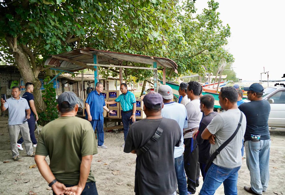 saifuddinabd's tweet photo. Menyantuni para nelayan di sekitar Kg. Beserah, Pantai Batu Hitam dan Pantai Balok petang tadi sambil bertanya khabar &amp; bertukar pandangan dengan warga setempat. Mereka hidup suasana penuh kekeluargaan walaupun saban tahun diuji dengan dugaan musim tengkujuh. https://t.co/S8OBsRbRJ0