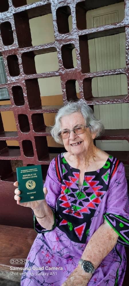 IrlEmbFreetown's tweet photo. We are very proud 🎉 

Sr Teresa McKeon has been granted 🇸🇱 citizenship in recognition of her nearly 70 years in 🇸🇱 

She has worked in a broad range of areas during that time, both in Sierra Leone &amp; in Guinea during the war,  always with a focus on empowering women &amp; girls. https://t.co/D6pIz1PV0j