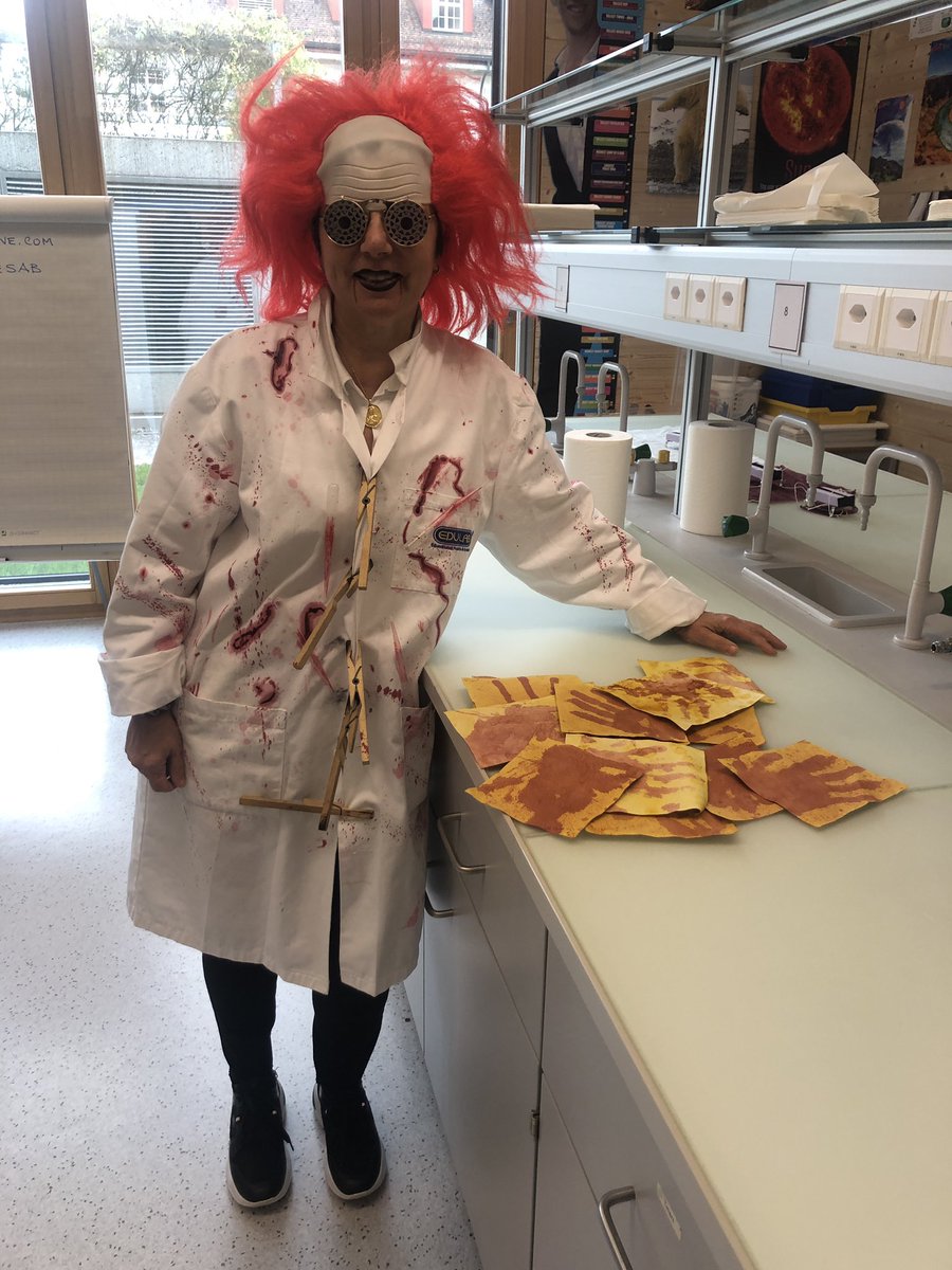 MrsVNielsen's tweet photo. #Halloween at my G6 @ISZL #Science Classroom @AllThingsMidSch #crazyscientist https://t.co/uEW2nYCnZA