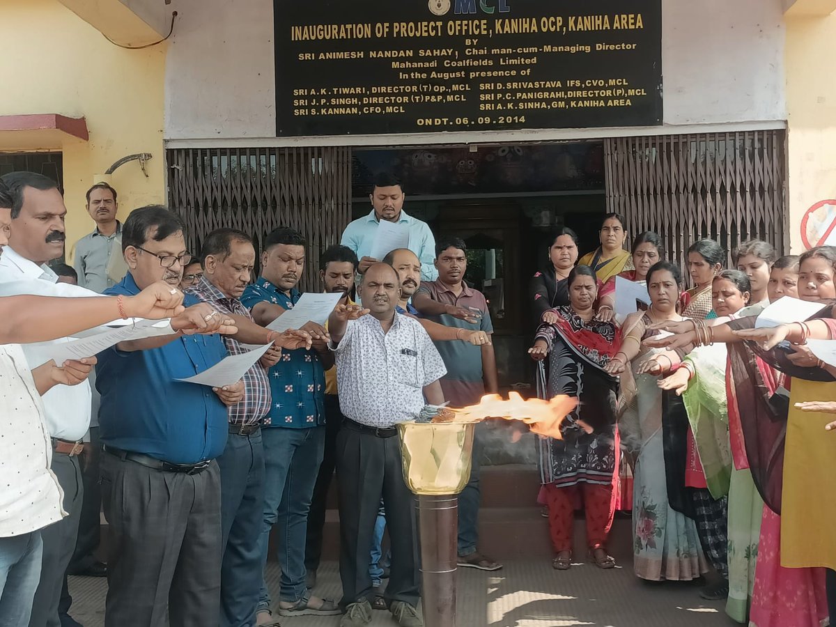 KanihaArea_MCL's tweet photo. Celebration of inaugural day of Vigilance Awareness Week 2022  at Kaniha OCP in the presence of  Shri K K Roul, General Manager , Kaniha Area along with all HODs, staff &amp; Trade Union representatives of  Kaniha OCP,KA https://t.co/2kFt8vsEzG