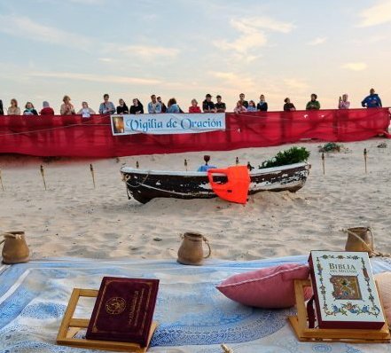 PMigraciones's tweet photo. Vigilia de oración en la playa de los Lances en memoria de todos los fallecidos en el Estrecho.

Presidida por @ZornozaBoy. Con la presencia del Iman de Jerez 
#FronteraSur
 https://t.co/8yR3jNXDzF… https://t.co/Hw1eF5VhAB