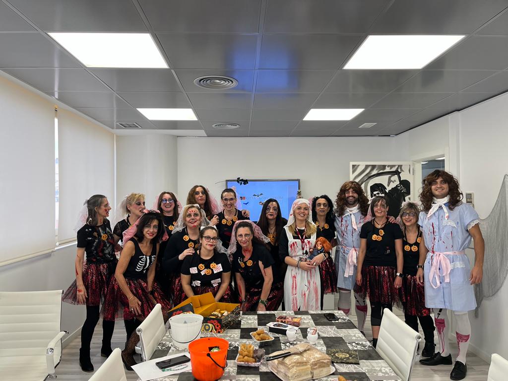 CuenayGomezA's tweet photo. 👻 El viernes, la oficina de Cuena &amp; Gómez Aguilera se disfrazó de #halloween para pasar una escalofriante y divertida jornada de trabajo.

🎉 Nuestra compañera, @gemmacuena, fue votada como la ganadora del mejor disfraz. ¡¡Felicidades!!

🎃Feliz Halloween🎃 https://t.co/vgJdm24VlV