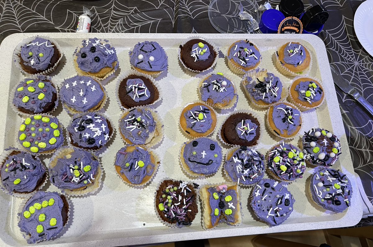 clairwardle7582's tweet photo. Halloween Cake decorating ready for party later #team oak ward @mikeos75 @Martine_gmmh part 1 https://t.co/ui63ZwGcFB