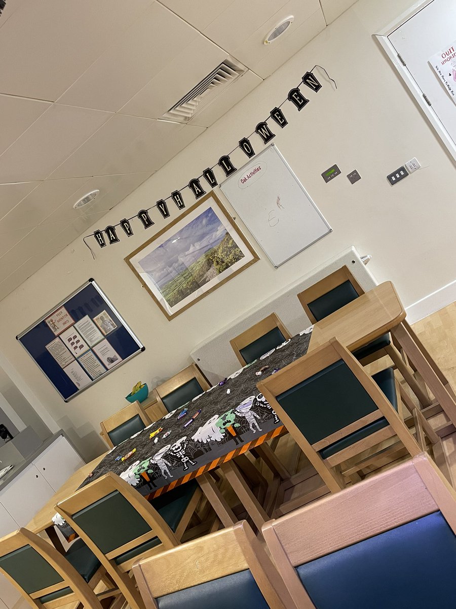 clairwardle7582's tweet photo. Halloween Cake decorating ready for party later #team oak ward @mikeos75 @Martine_gmmh part 1 https://t.co/ui63ZwGcFB