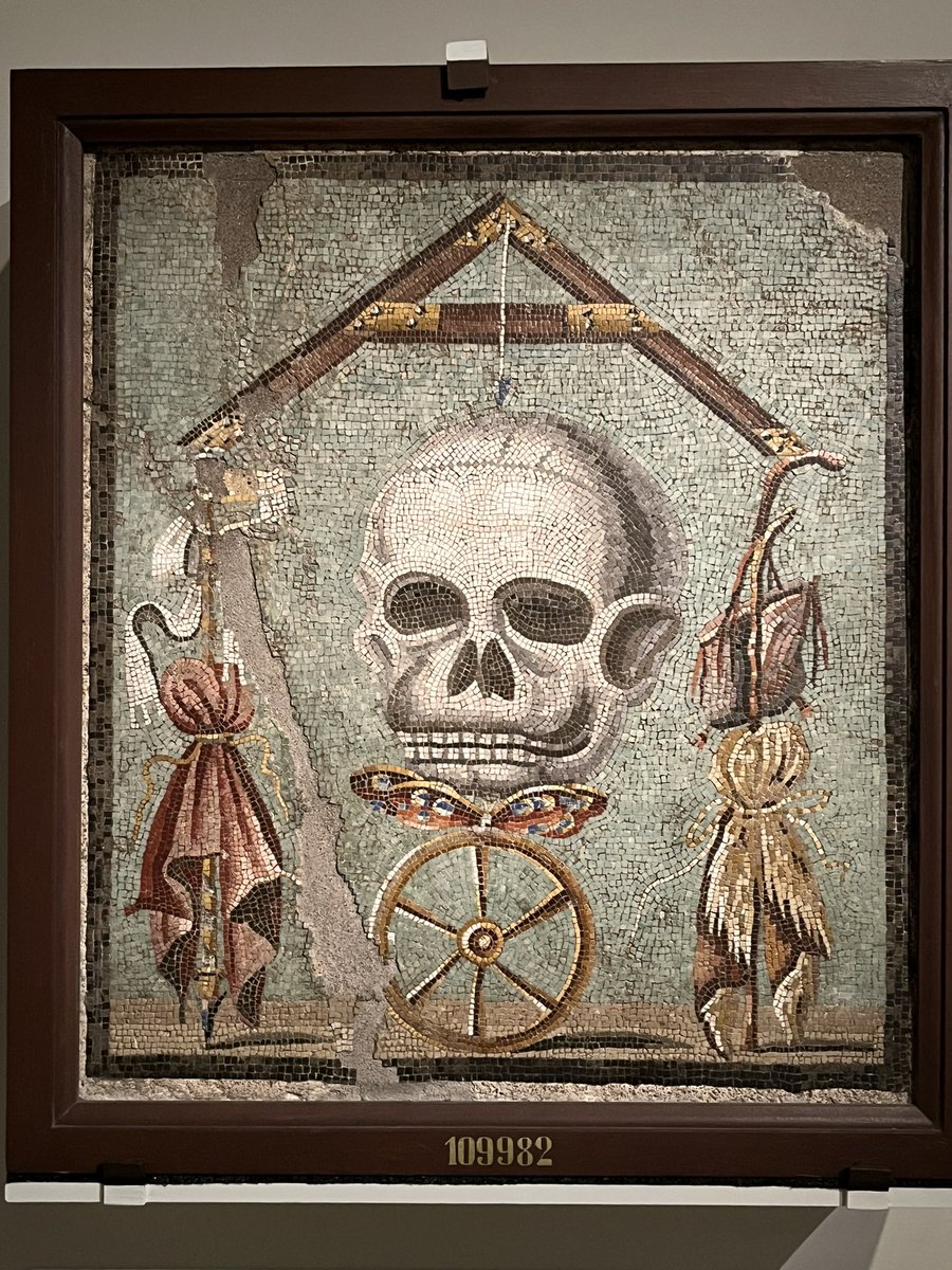 Deux belles mosaïques au squelette du Ier siècle et venant de Pompéi à voir actuellement au musée du Louvre dans l’exposition « Les choses : une histoire de la nature morte » @MuseeLouvre #Halloween 🎃