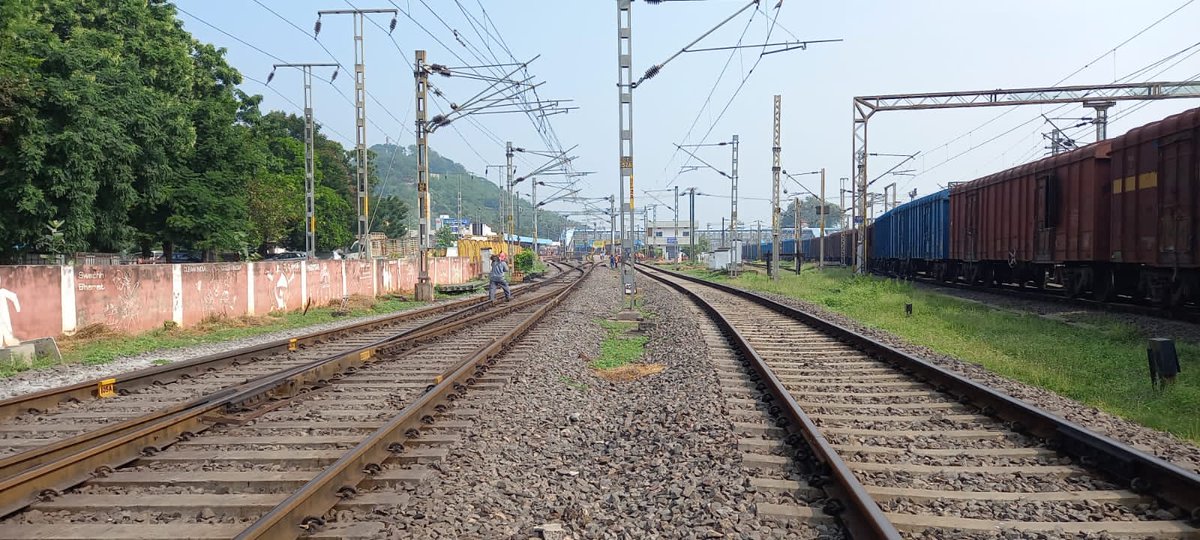 Under Special Campaign #HarPatriSaafSuthri at #Vijayawada Railway Station tracks were cleaned by the Railway Staff #IndianRailways #SpecialCampaign2.0 @DARPG_GoI @PMOIndia @DrJitendraSingh @RailMinIndia @SCRailwayIndia
