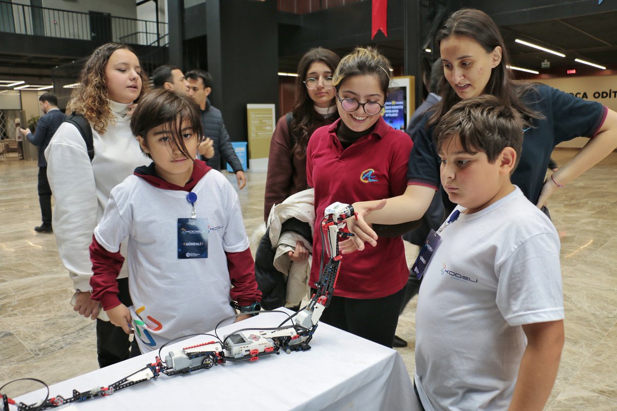 KocaeliBilim's tweet photo. Kodeli Projesi kapsamında gerçekleştirdiğimiz atölye çalışmaları 🧑‍💻😊

Kocaeli Kongre Merkezi📍

#KocaeliBilimMerkezi #Kodeli #robotikkodlama #sanalgerçeklik #metaverse https://t.co/Vdd9UDippp