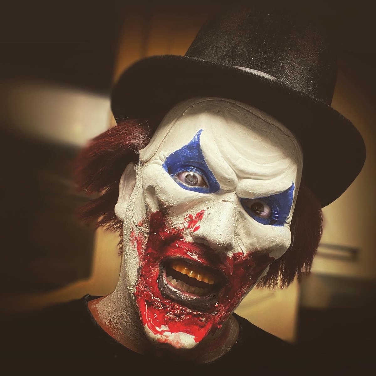 mitchelK's tweet photo. #Halloween #Montagslaecheln #maskworld #buh https://t.co/2XRM1kSotU