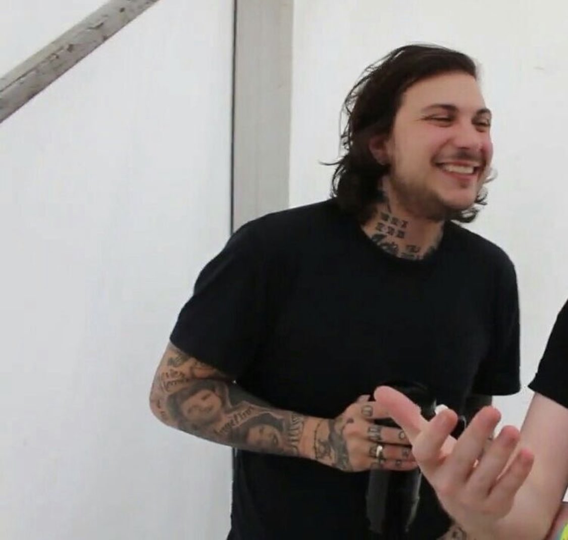 HAPPY BIRTHDAY FRANK IERO!!! 