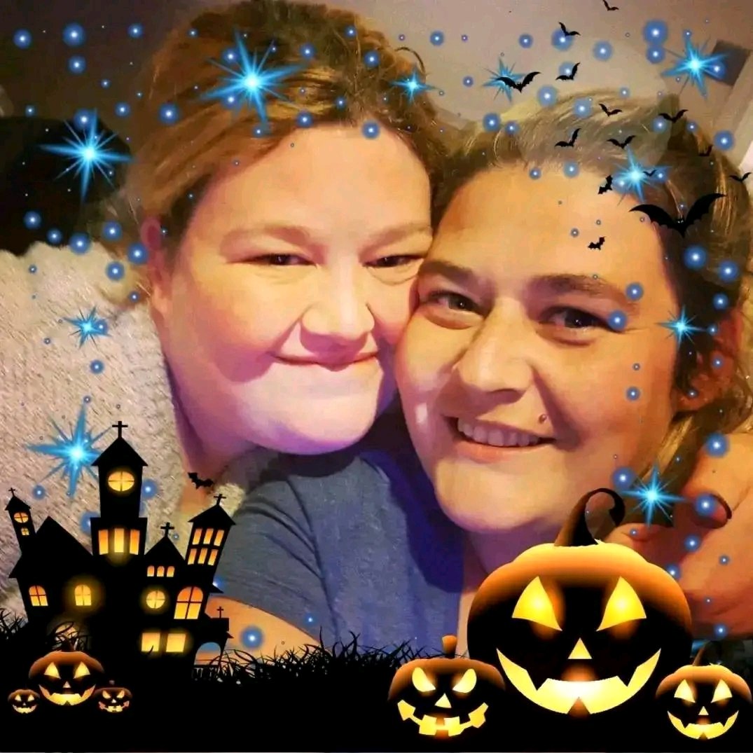 EmmaMurdie2's tweet photo. Happy Halloween 🎃 to my best bestie Lisa & her kid's 💗 xx #throwbackselfie🎃👻xx https://t.co/j6CqkOQvZ8