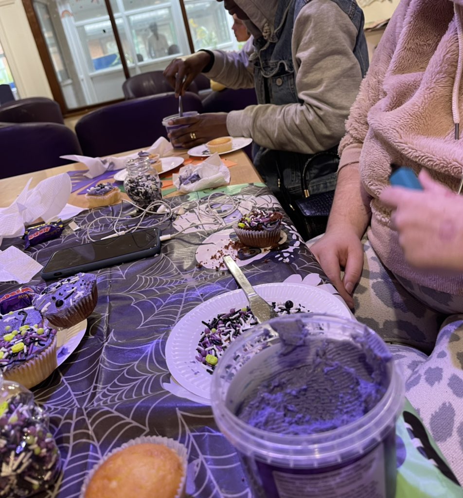 clairwardle7582's tweet photo. Halloween Cake decorating ready for party later #team oak ward @mikeos75 @Martine_gmmh part 2 https://t.co/3zPmtl40nM