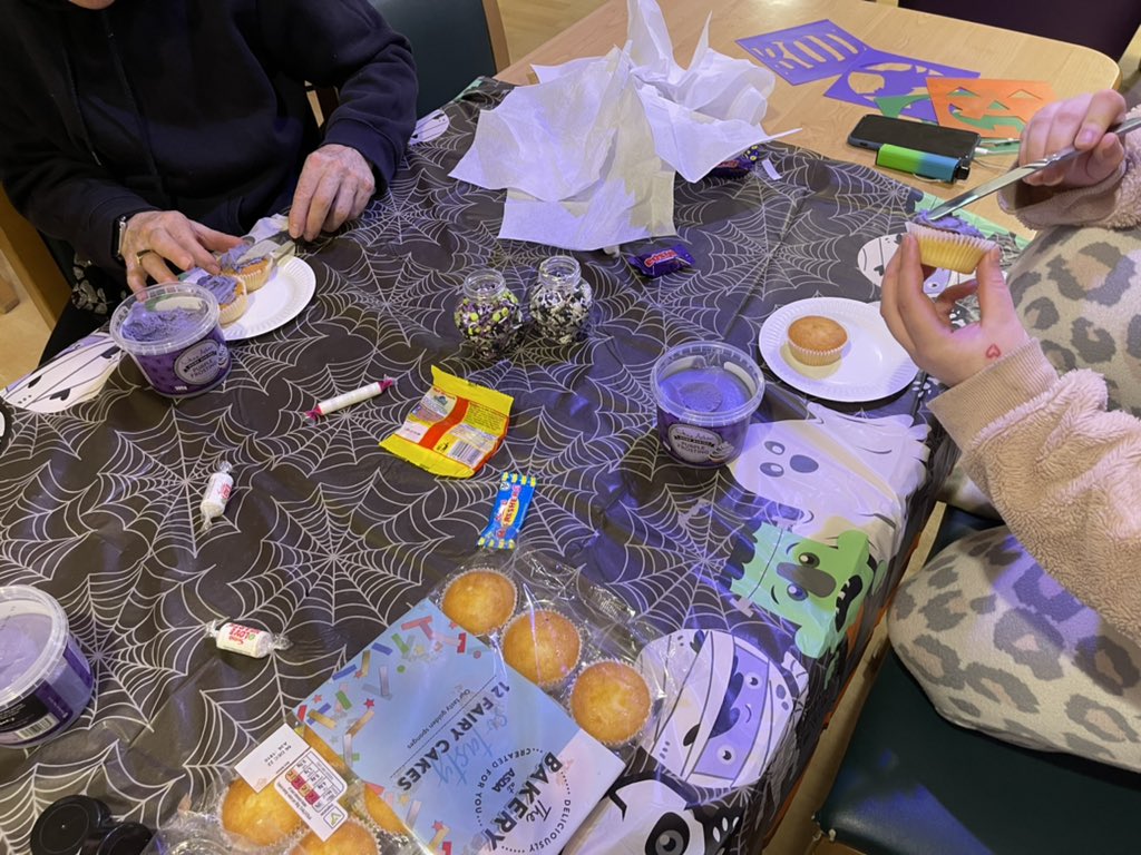 clairwardle7582's tweet photo. Halloween Cake decorating ready for party later #team oak ward @mikeos75 @Martine_gmmh part 2 https://t.co/3zPmtl40nM
