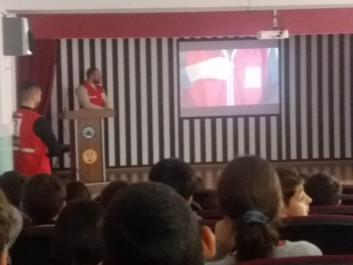 termalimamhatip's tweet photo. Okulumuz Kızılay Kulübü, 'Kızılay Haftası'  kapsamında etkinlik düzenlemiştir. Yalova Kızılay Genç Gönüllü  ekibi okulumuza gelerek öğrencilerimize  kızılayın çalışmaları hakkında değerli bilgiler vermiştir. https://t.co/WkXMIob9eF