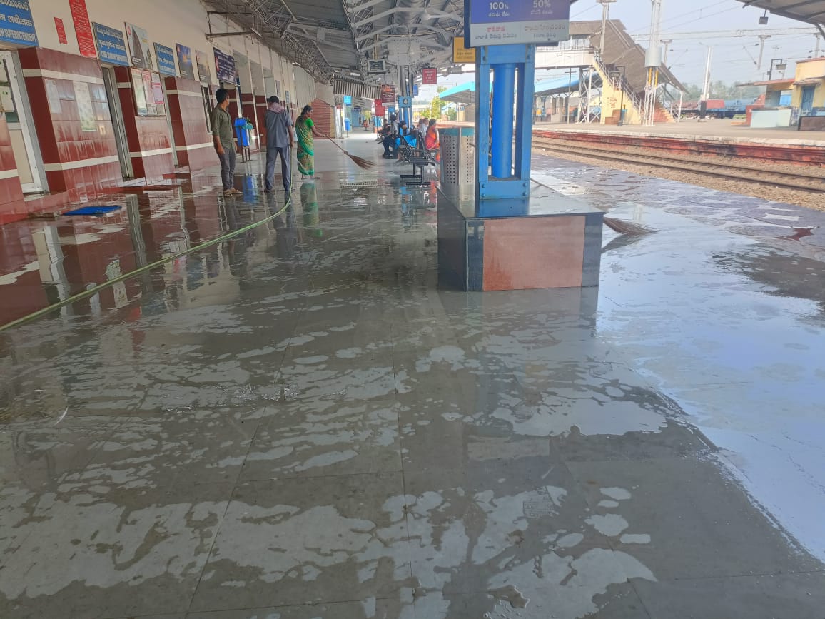 Under Special Campaign #HarPatriSaafSuthri at #Nidadavolu Railway Station tracks were cleaned by the Railway Staff #IndianRailways #SpecialCampaign2.0 @DARPG_GoI @PMOIndia @DrJitendraSingh @RailMinIndia @SCRailwayIndia