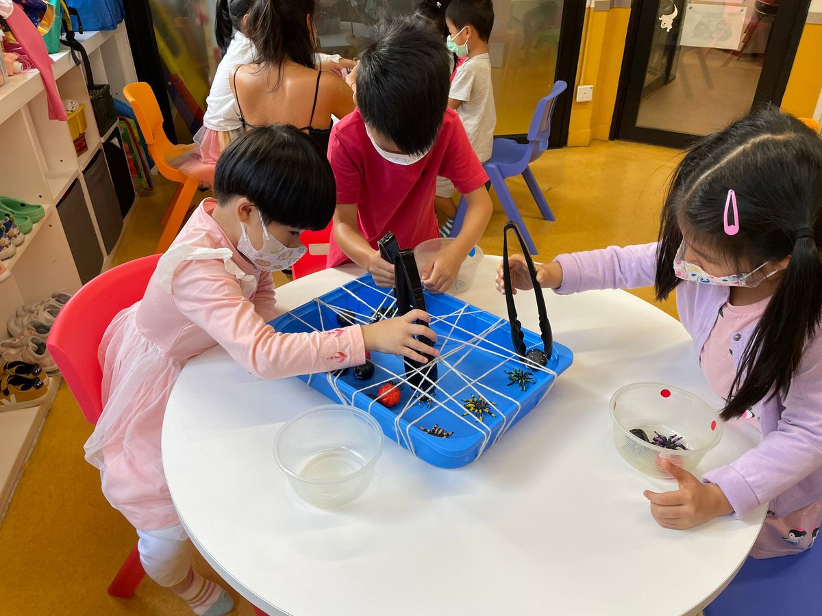 celine_chane's tweet photo. Joyeux #halloween de la part des #maternelles de l’@afhongkong ! Au programme : marionnettes et capture d’araignées et citrouilles à la pince 🤏🏼
#fle #learnfrench #fleprecoce #preschoolers #alliancefrancaise #afhk #flehk #learnandplay https://t.co/0WczKcfLMs