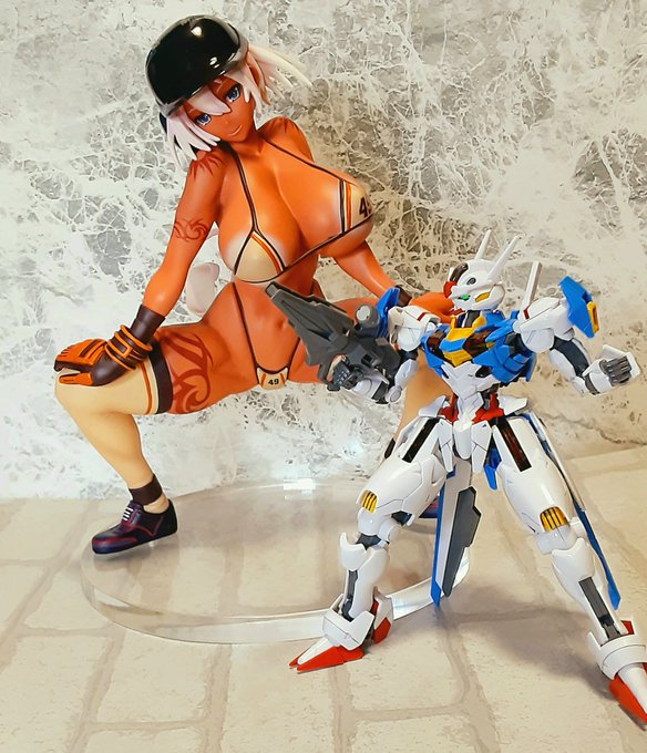 サイズはHGガンプラと比較してこんな感じ。
体勢を鑑みると大きいね! 