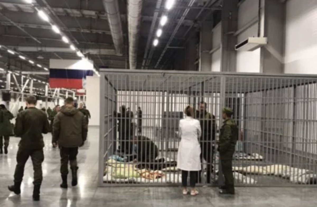 Drunk mobilized men are kept in a cage in Kazan, Russia. 📷 is from Kazan Expo where mobilized from Tatarstan are kept and trained. Their relatives brought alcohol to them, so drunk men are isolated from the rest.