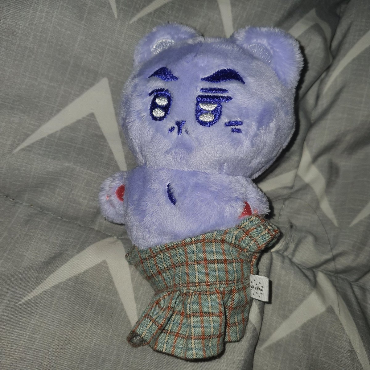 #꾸미베어
여러분 꾸미베어 사이즈에 대해
고찰한 트윗 씁니다
꾸미베어는 세로가 10cm 인형이지
가로는 본체마냥 근육질입니다
가슴이 큽니다
보통 10cm 옷은 안 맞아요